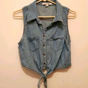 Super cute sleeveless button up crop top